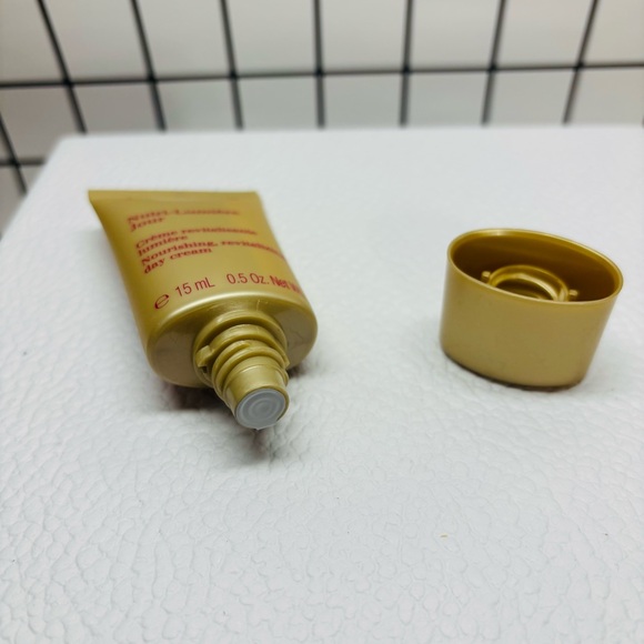 🆕 2/$30 Clarins Nutri-Lumière Day Cream 15ml - Picture 2 of 2